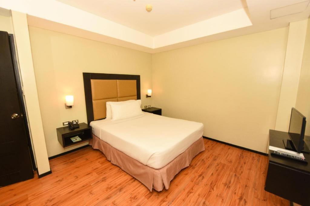 Mallberry Suites Business Hotel Cagayan de Oro Exteriör bild