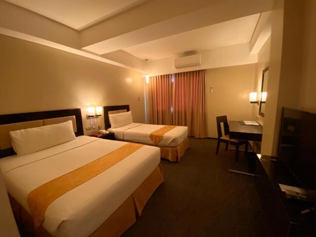 Mallberry Suites Business Hotel Cagayan de Oro Exteriör bild