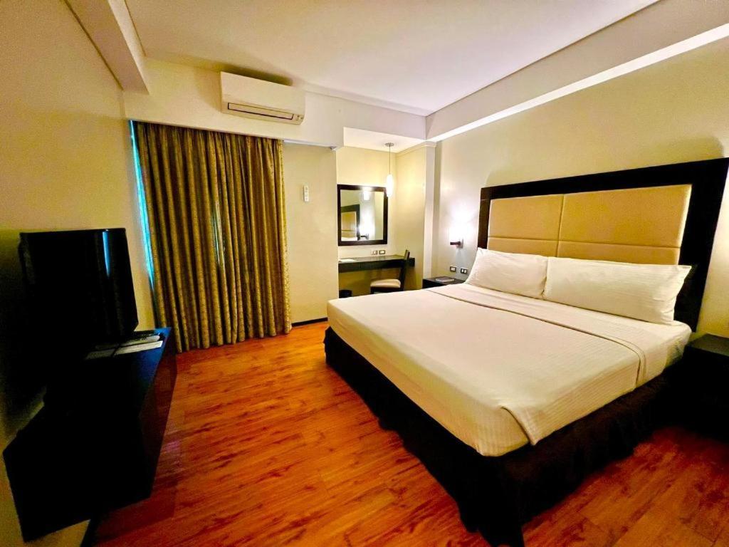 Mallberry Suites Business Hotel Cagayan de Oro Exteriör bild