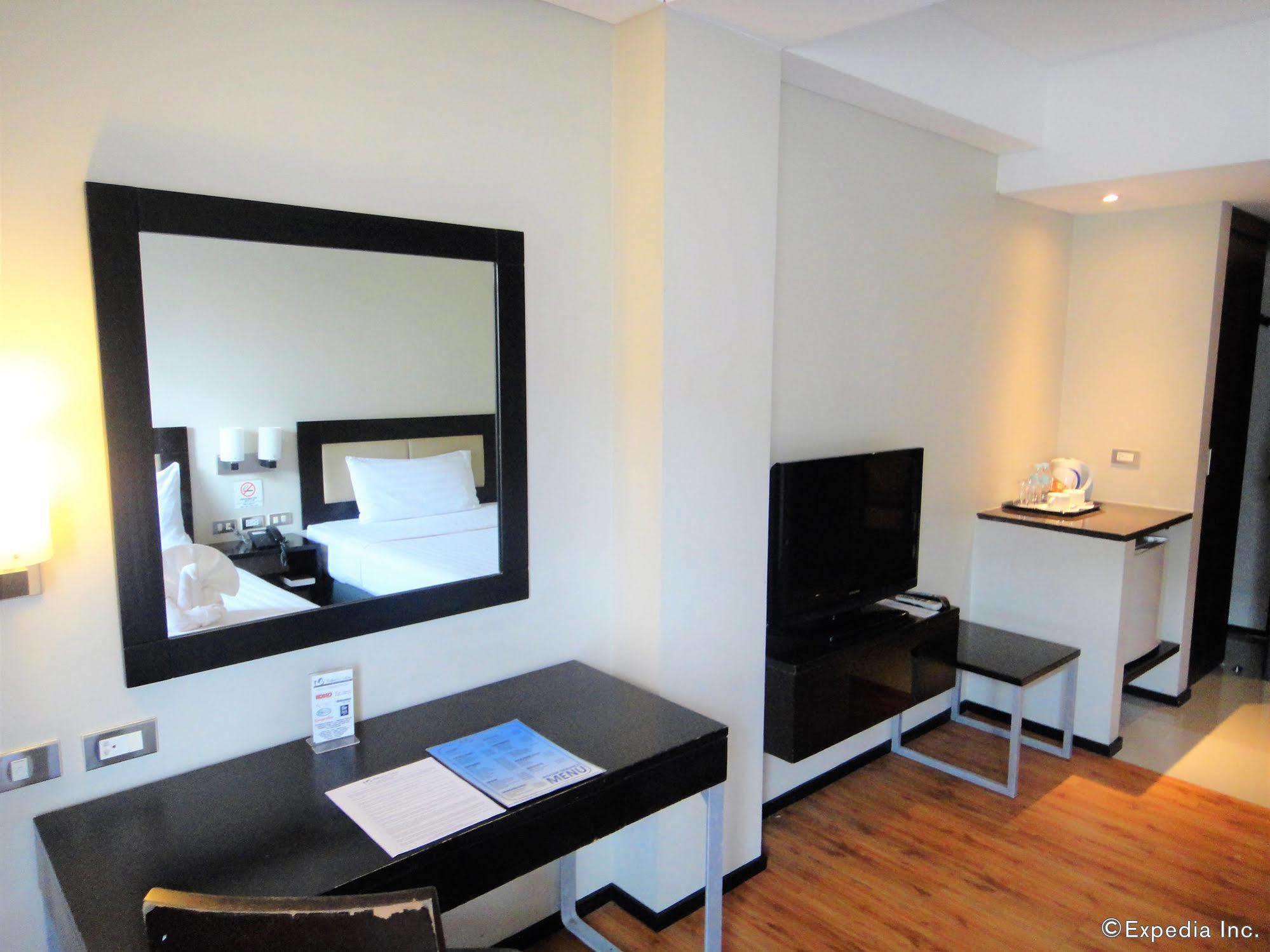 Mallberry Suites Business Hotel Cagayan de Oro Exteriör bild