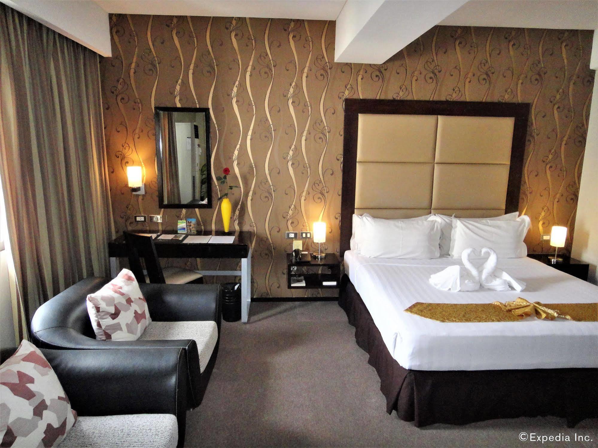 Mallberry Suites Business Hotel Cagayan de Oro Exteriör bild