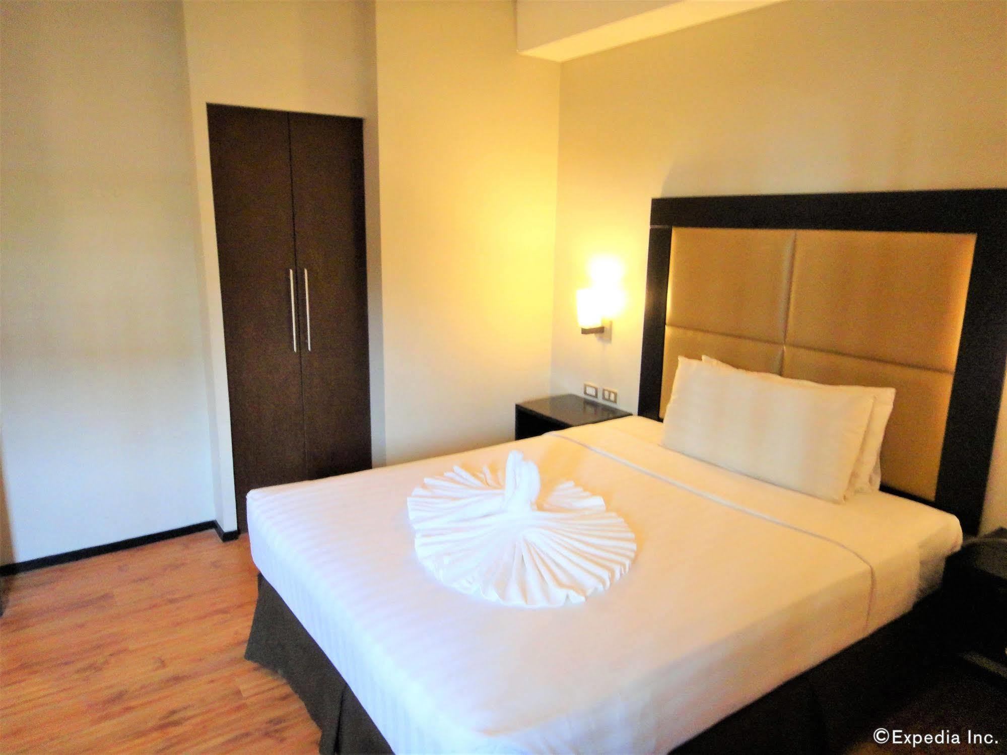Mallberry Suites Business Hotel Cagayan de Oro Exteriör bild